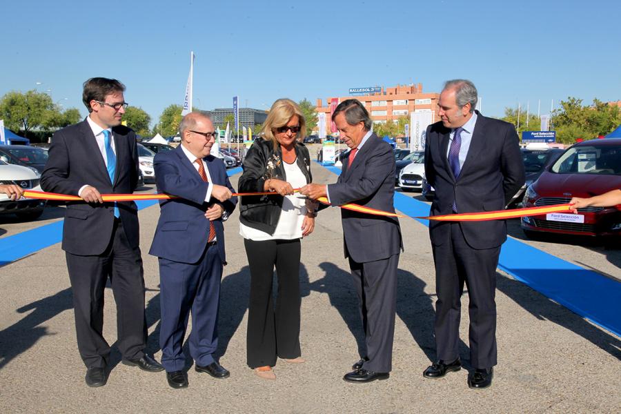 Inauguración de la 8ª Feria de Vehículo de Ocasión -   El alcalde inaugura la feria.