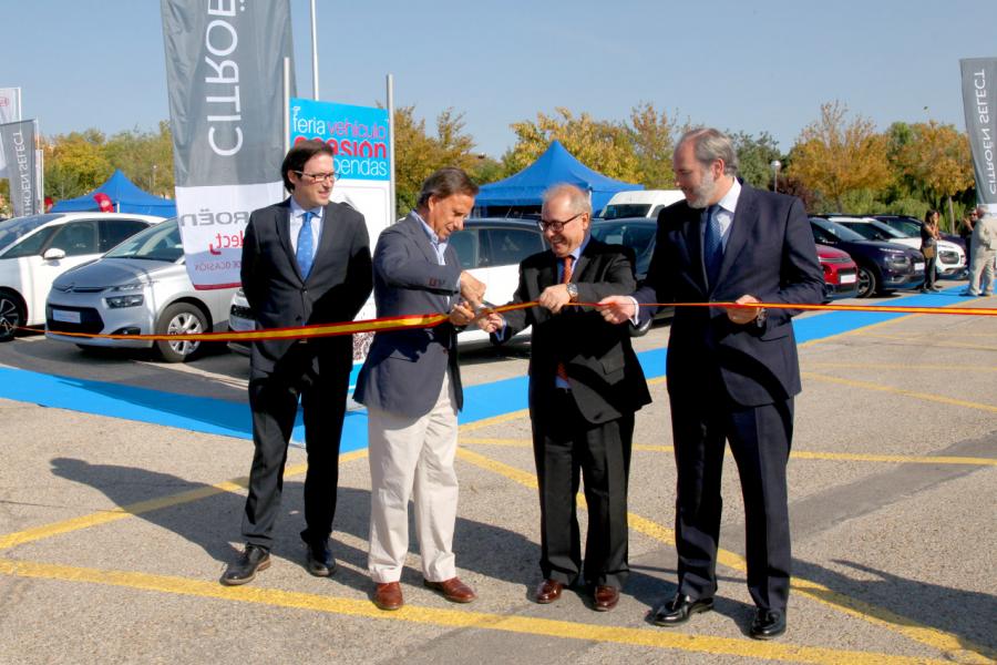 Inauguración Renovauto 2017 - El alcalde corta la cinta roja.