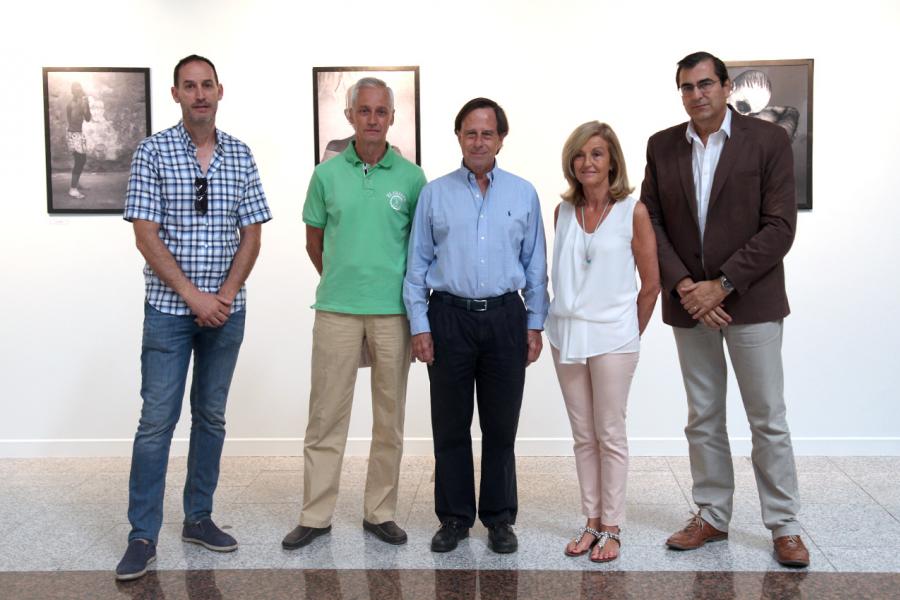 Inauguración Exposición "Retratos" de la Asociación A Contraluz en el Patio de Encuentros - El alcalde García de Vinuesa en un momento de la exposición.