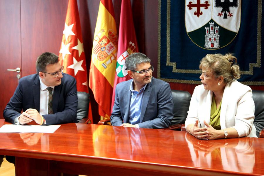 Delegaciones charlando durante el encuentro