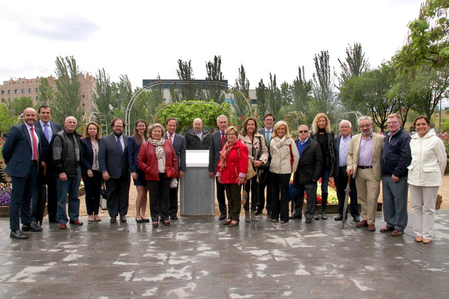 Descubrimiento Placa en la Rosaleda de Epinay-Sur-Seine - Imagen de asistentes al acto rodeando la placa conmemorativa del hermanamiento de las dos ciudades.