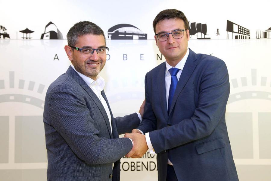 Rueda de Prensa "100 Días de Gobierno" - Imagen del alcalde Rafael Sánchez Acera y el vicealcalde Miguel Ángel Arranz saludándose.