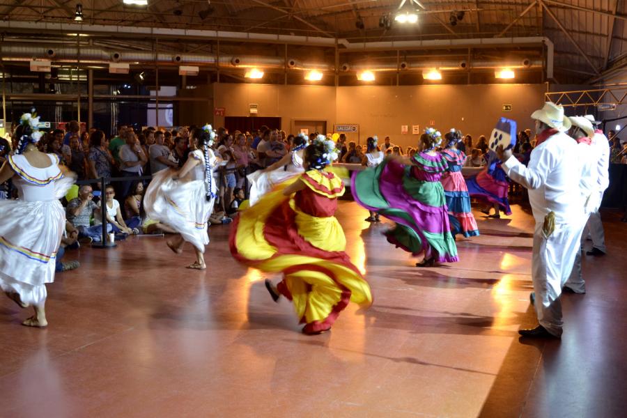 Festival Gastronómico y Cultural - Sabor a Colombia - Bailes típicos colombianos realizados por grupo de danza.
