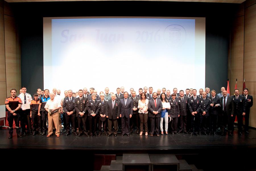 Festividad de San Juan de la Policía Local - Imagen grupal con las autoridades en el escenario.