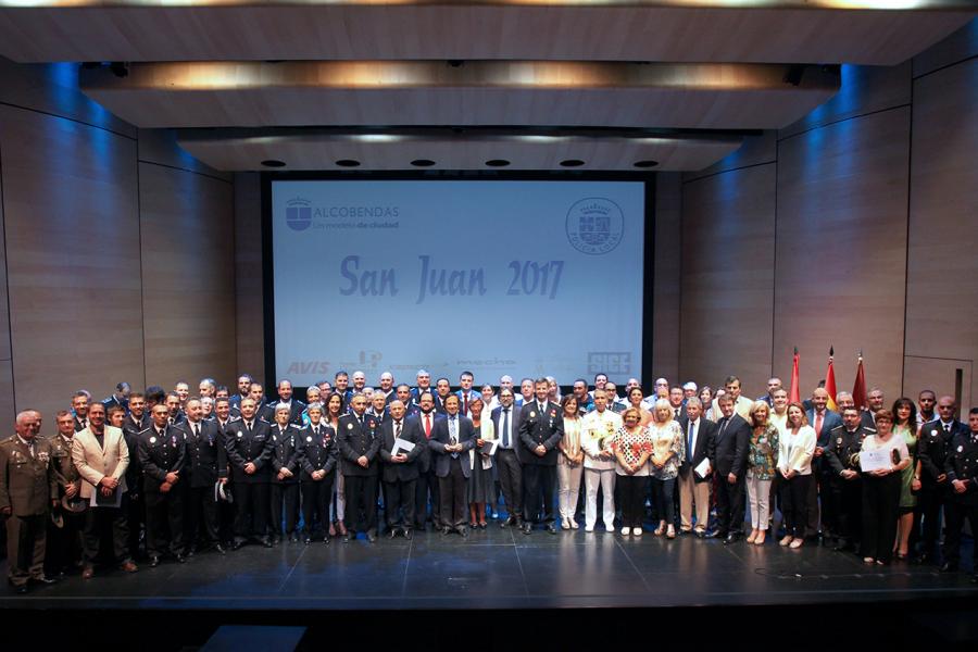 Celebración de San Juan Día de la Policía - Panorámica de autoridades, premiados y mandos militares.