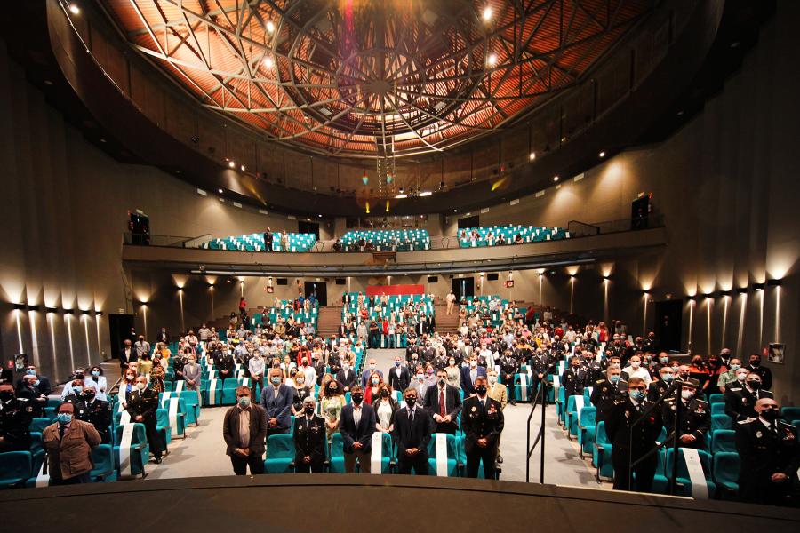 Entrega de Reconocimientos de la Policía Local por Festividad de San Juan 2021 -  Panorámica del auditorio, los asistentes y parte del artesonado del techo.