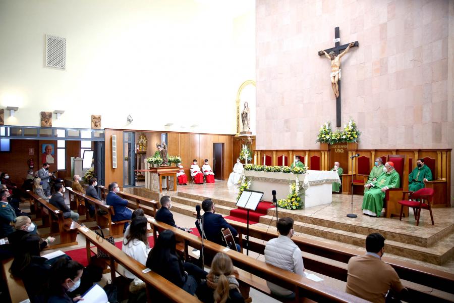 Misa del 50º Aniversario de la Parroquia de San Lesmes - Plano abierto del altar con el Arzobispo y los sacerdotes sentados.  Los fieles también sentados.