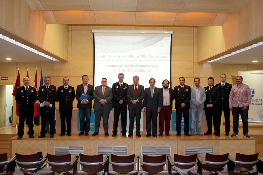 Segundas Jornadas sobre Seguridad Vial - Imagen de todas las autoridades asistentes al acto en el escenario.