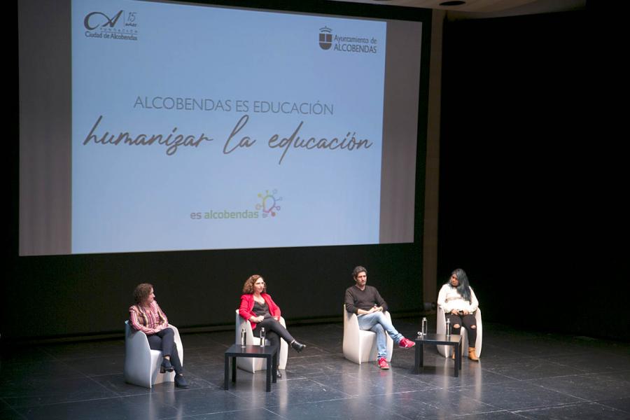 César Bona, Fabiana Sinai (portavoz del Consejo de Infancia y Adolescencia), Mercedes Rodrigo (representante de las AMPA), Concejal Ana Soto, en Humanizar la Infancia . Alcobendas - 2020