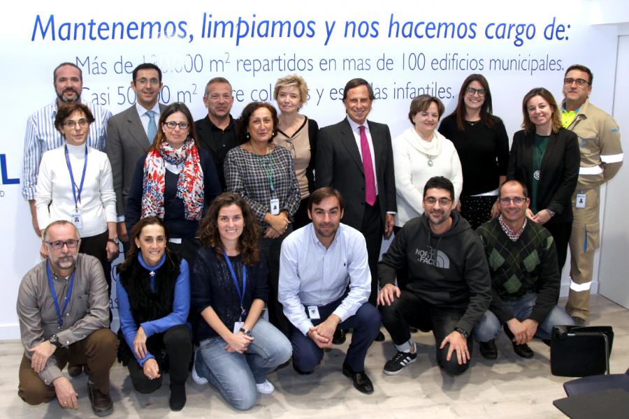 Visita Institucional a Seromal - Imagen del alcalde García de Vinuesa y notras personas posando delante del logo empresa.