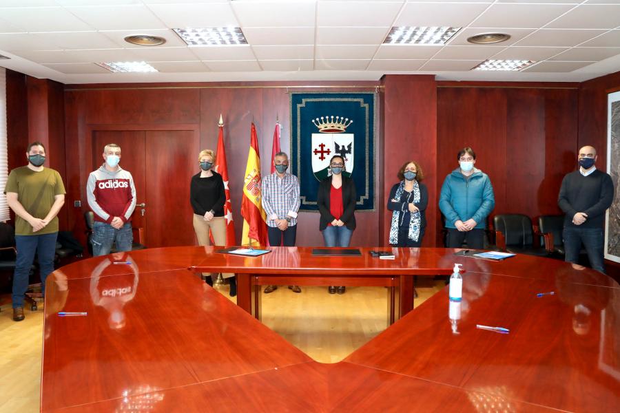 Firmantes posan tras la firma