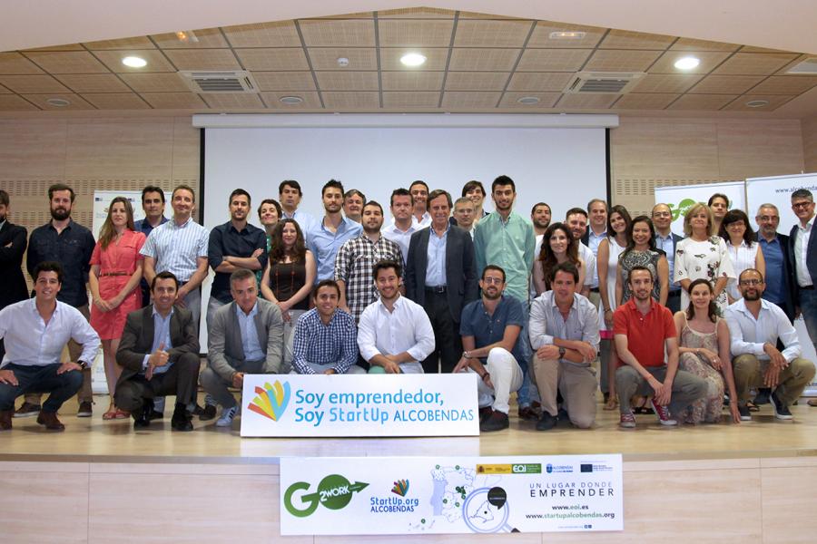 Selección de Proyectos Vª Edición StartUp Alcobendas -  Imagen de un posado conjunto del alcalde García de Vinuesa y todos los participantes.