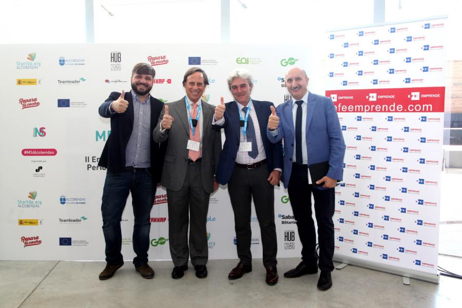 Media Day StartUp Alcobendas - Posado alegre del alcalde y los organizadores.