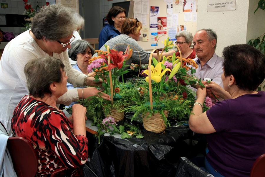Semana del Mayor 2016 - Taller Floral - Coordinadora dando una explicación a los participantes en el taller floral.