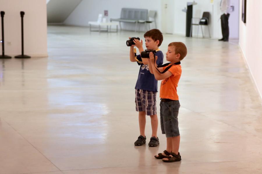 Taller de Fotografía con Niños en el Centro de Arte - Imagen de niños haciendo una fotografía.