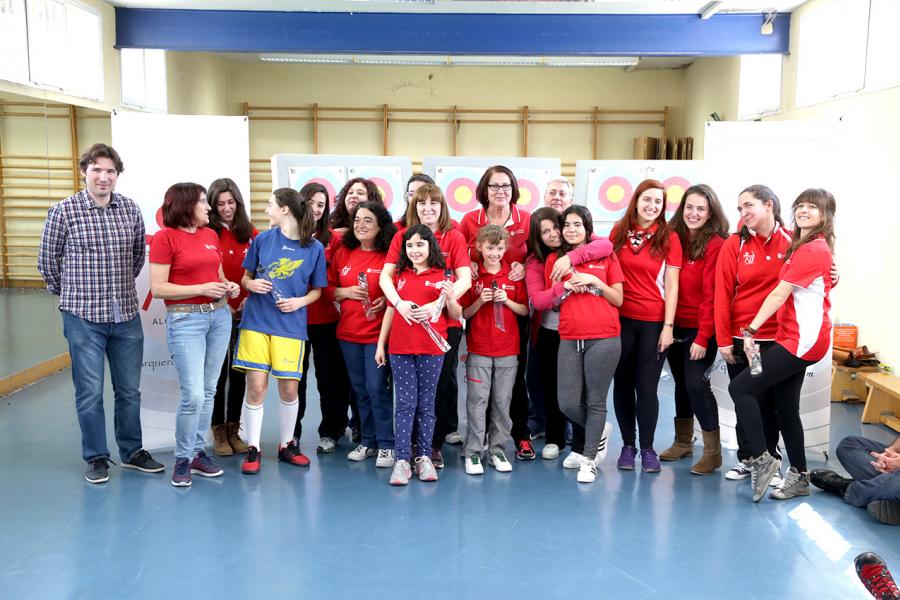 Torneo Día de la Mujer de Tiro con Arco en Sala - Posado de un equipo.