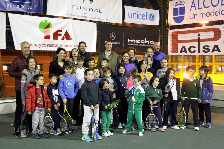 Presentación del Torneo de Tenis La Menina 2017 - Imagen de niños posando en la pista de tenis.