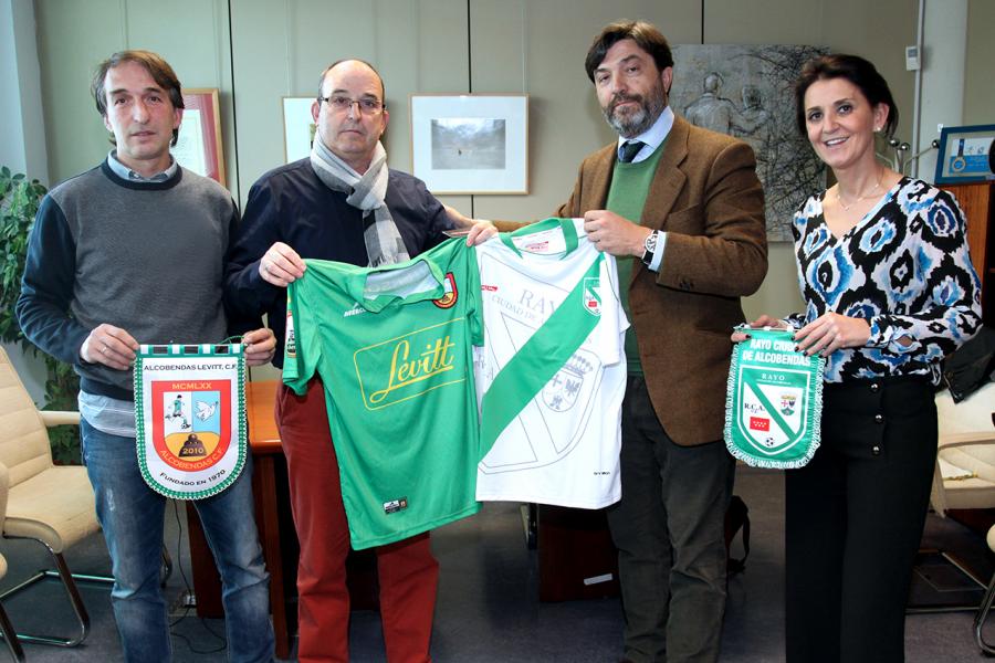 Presentación del Torneo de la Paz de Fútbol Sub 16 entre los Clubes - Imagen camisetas y banderines de los clubs que participan en el torneo.
