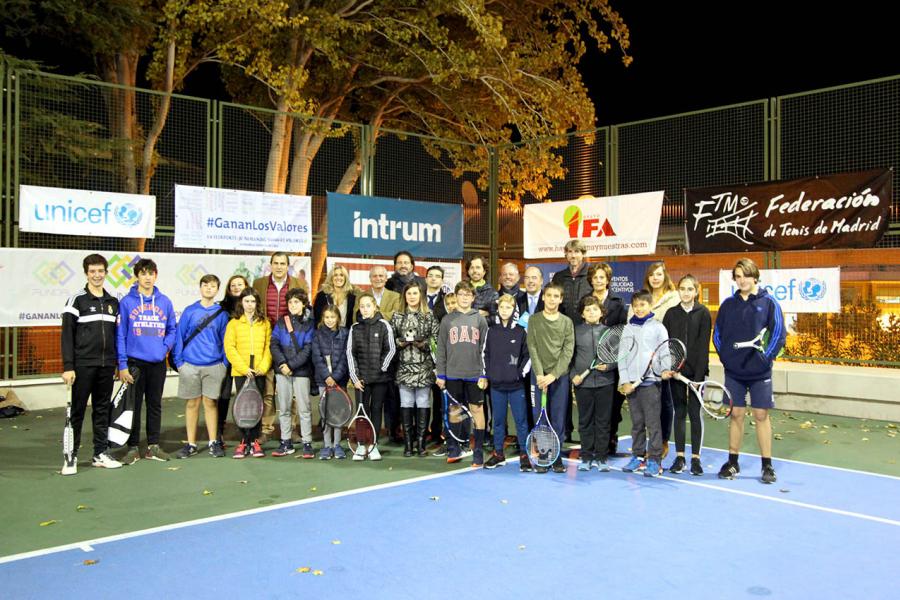 Presentación del Torneo de Tenis La Menina 2019 - Posado de  los jóvenes participantes en el torneo junto a los organizadores y a las autoridades municipales