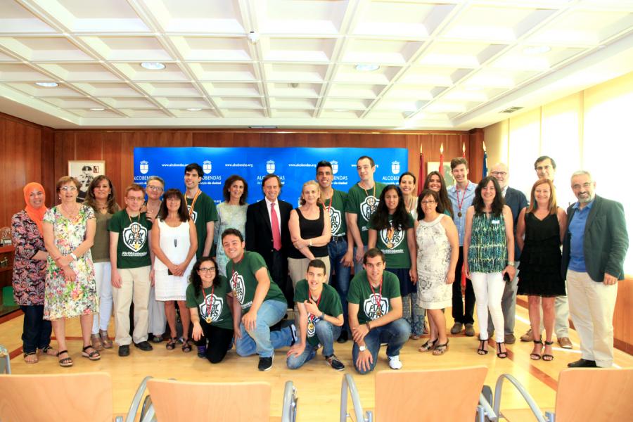 Recepción Club Valcude - Imagen del alcalde García de Vinuesa en el ayuntamiento con miembros del club Valcude.