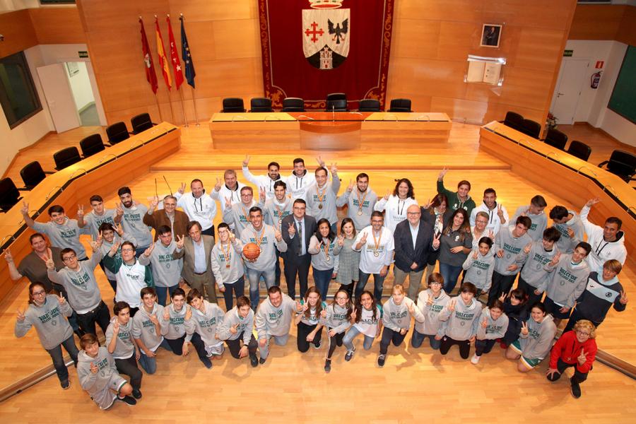 Autoridades y Participantes al evento. Recepción del Equipo de Baloncesto Valcude por el Campeonato de España. 2019