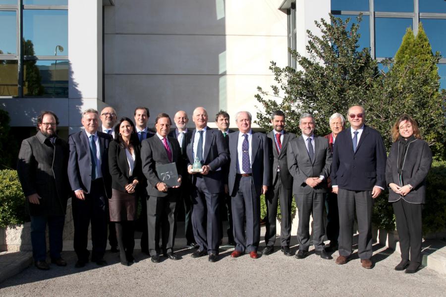 Visita Institucional a la Empresa Varma -  Imagen de posado de todas las autoridades asistentes al acto en la entrada de la empresa.