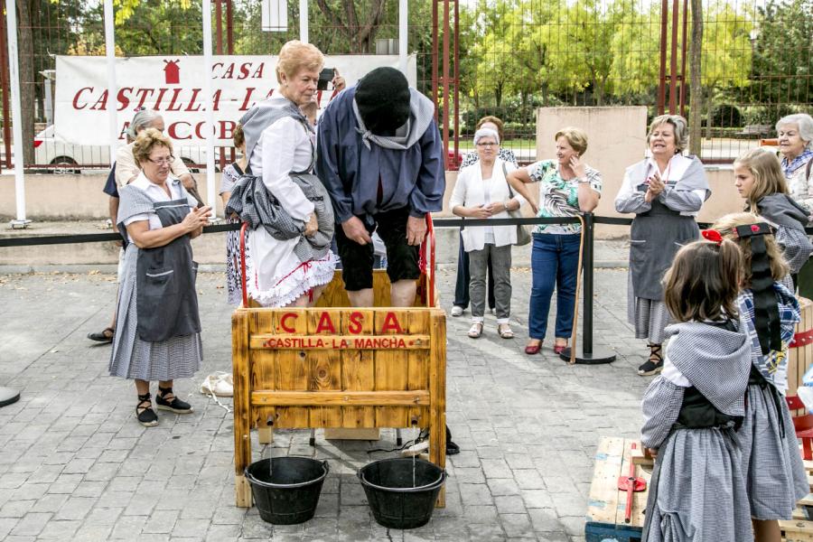 Fiesta de la Vendimia y Reparto de Migas Casa de Castilla la Mancha 2017 - Pisando las uvas. 