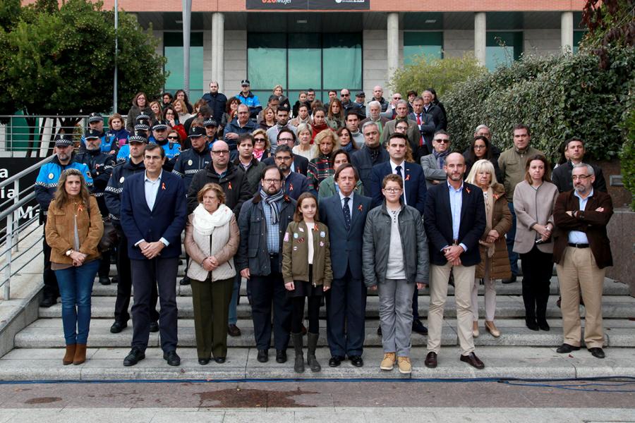 Lectura de Manifiesto y Minuto de Silencio por las Víctimas de Accidentes de Tráfico - Imagen el alcalde García de Vinuesa y participantes guardando minuto de silencio.