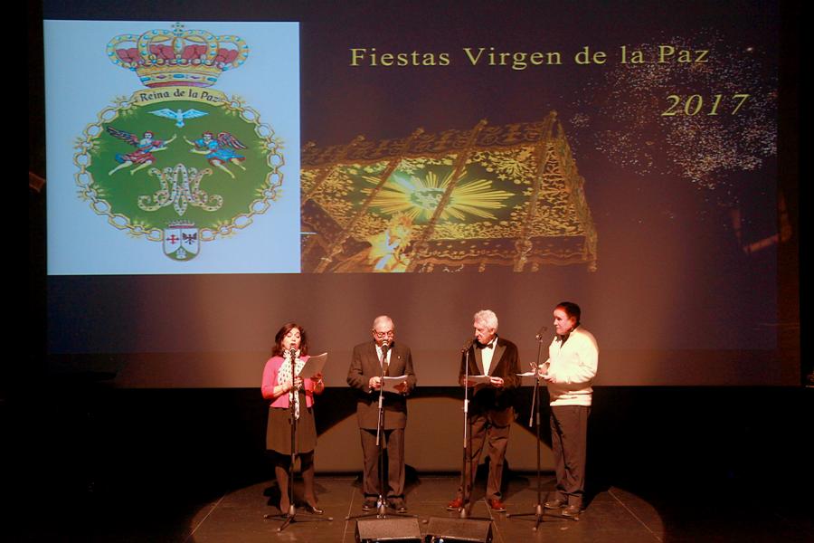 Presentación Fiestas Virgen de La Paz 2017 por la Hermandad Virgen de La Paz - Imagen de personas recitando en el escenario.