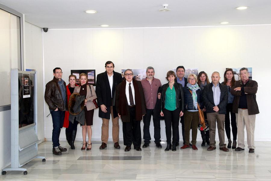Visita del Embajador de Malta a la Exposición Fotográfica de Malta en la C.D. Valdelasfuentes - Posado del  embajador con las autoridades. 