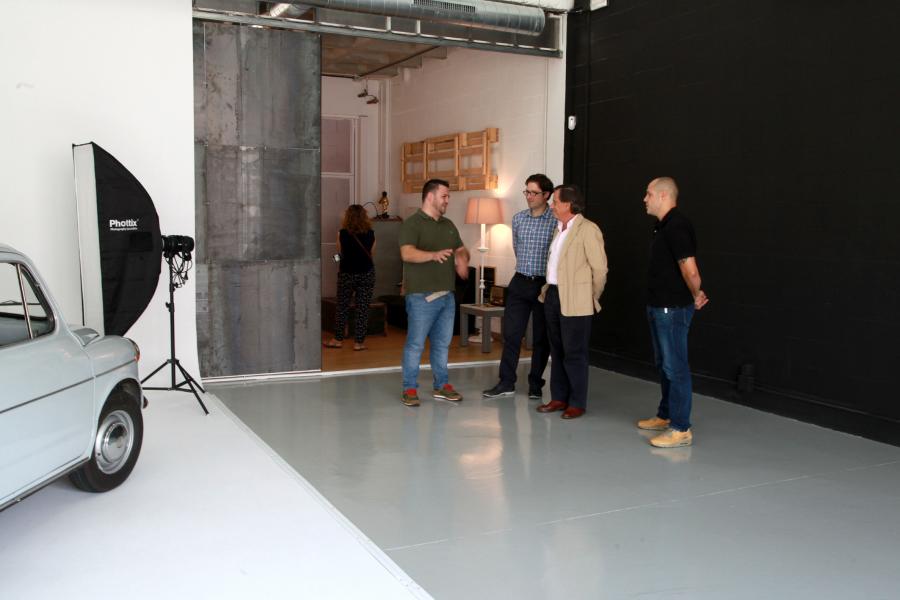 Visita al Estudio Fotográfico Madrid - El alcalde García de Vinuesa con otras personas durante la visita al estudio fotográfico.