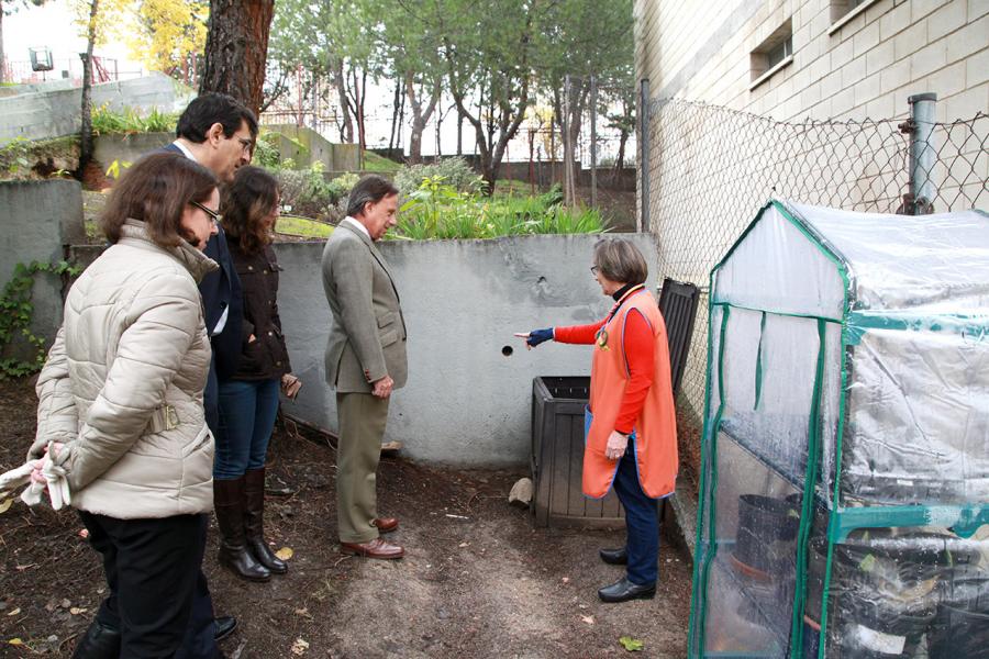 Delegación durante la visita al huerto urbano