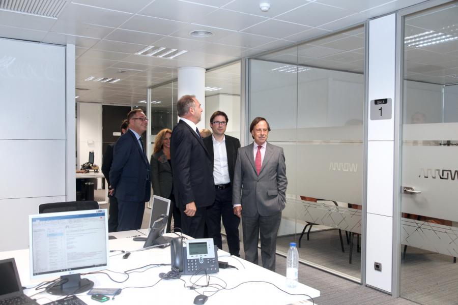 Visita a Empresa Arrow Iberia Electrónica S.L.U. - Imagen del alcalde García de Vinuesa con directivos recorriendo las oficinas de la empresa.