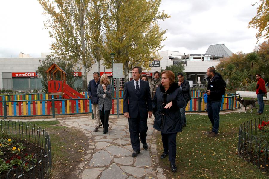 Visita a Obras de Mejora en El Soto y en La Moraleja - Imagen del alcalde García de Vinuesa visitando las obras.