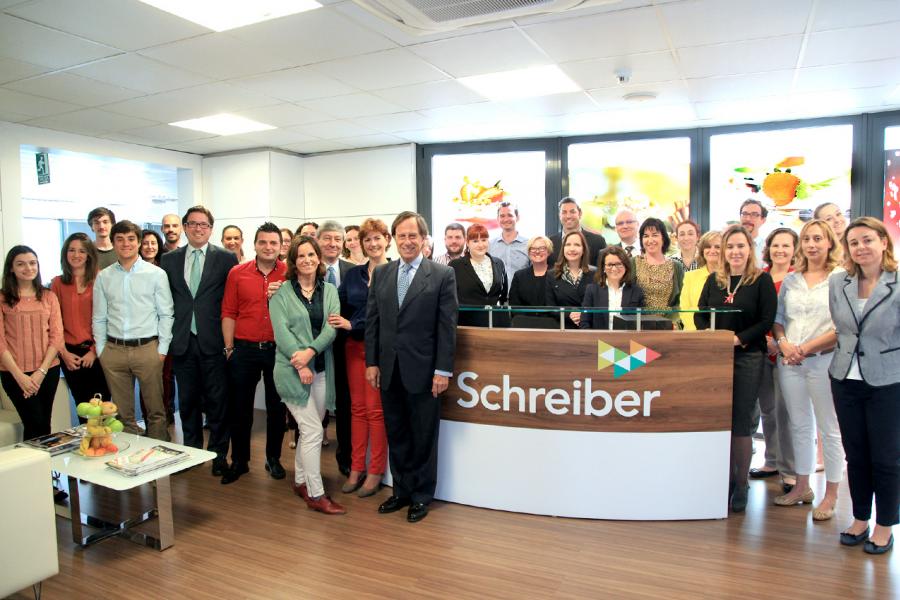 Visita a Schreiber International - Imagen grupal del alcalde García de Vinuesa y los directivos de la empresa Schreiber International.