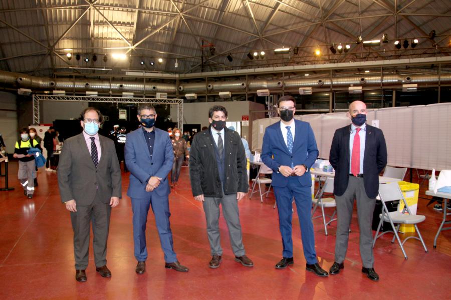 Visita Consejero de Vivienda y Administraciones Local de la CAM a Pruebas PCR en la Esfera - Posado del Consejero de la Comunidad de Madrid, David Pérez,  junto al alcalde Sánchez Acera y otras autoridades municipales, todos con mascarillas.
