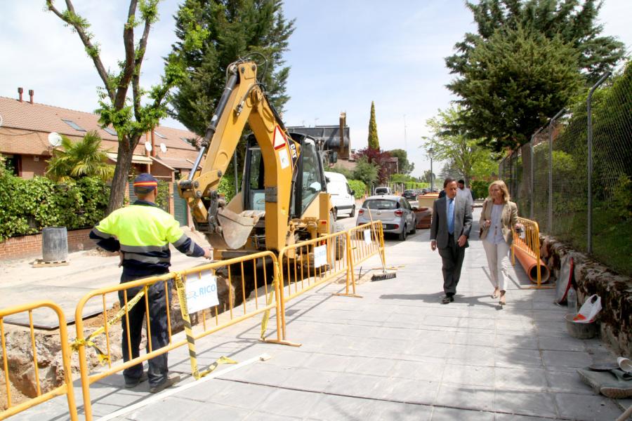 Visita Obras Calle Iris y Calle Hiedra - Imagen del alcalde García de Vinuesa visitando las obras de Calle Iris y Calle Hiedra acompañado de otra persona.