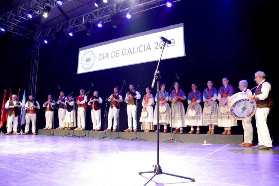 Interpretación de música típica. 