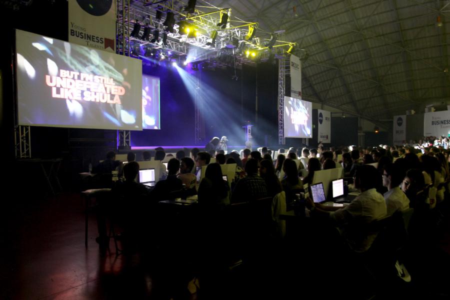 Inauguración Final Nacional Young Business Talents - Imagen del público asistente y del escenario.