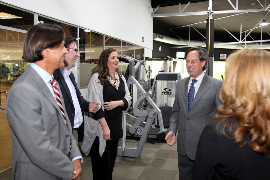Visita al Gimnasio Zagros - El alcalde García de Vinuesa visitando gimnasio junto a otras personas.
