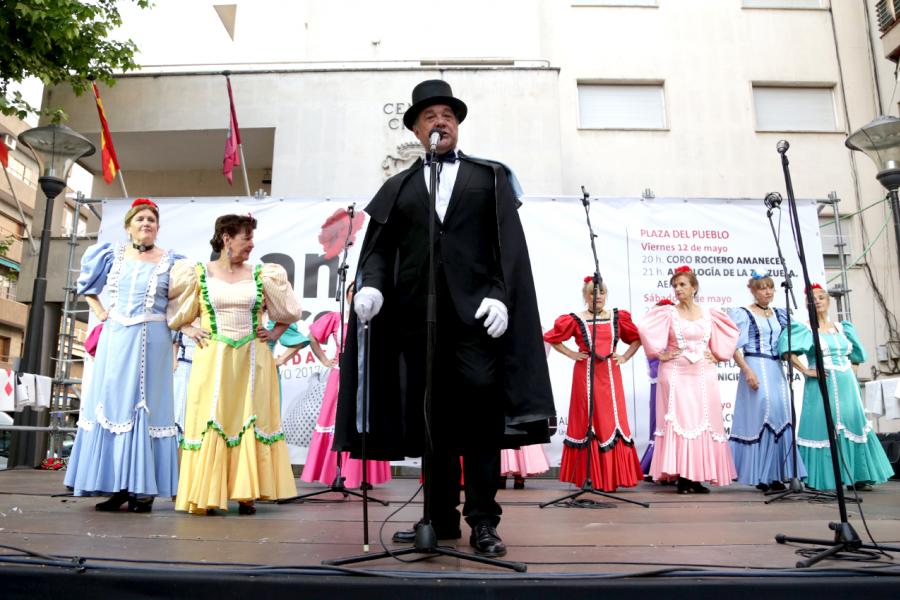 Presentador del evento vestido de gala