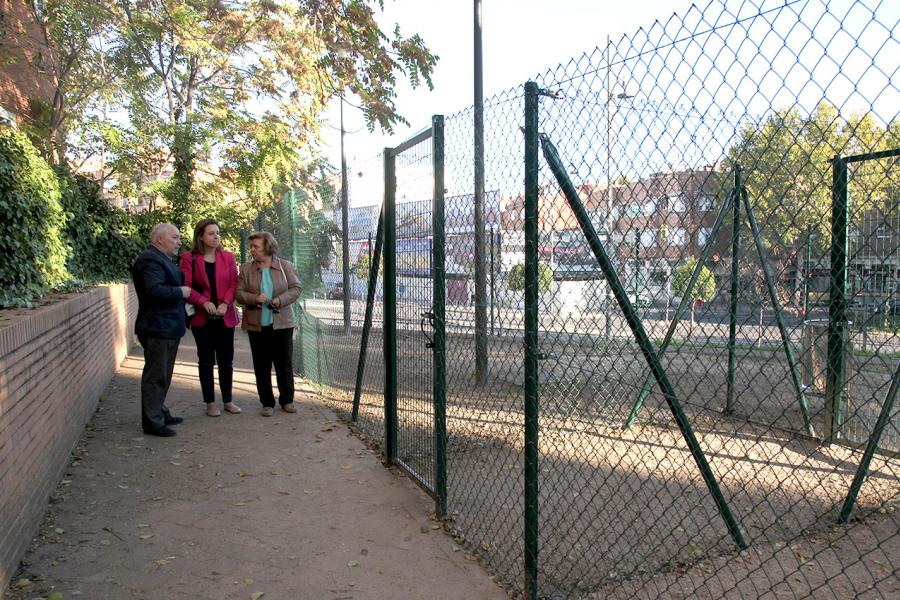 Visita a la Nueva Zona de Perros en Libertad en Distrito Centro - Imagen de personas visitando la Nueva Zona de Perros en Libertad. 