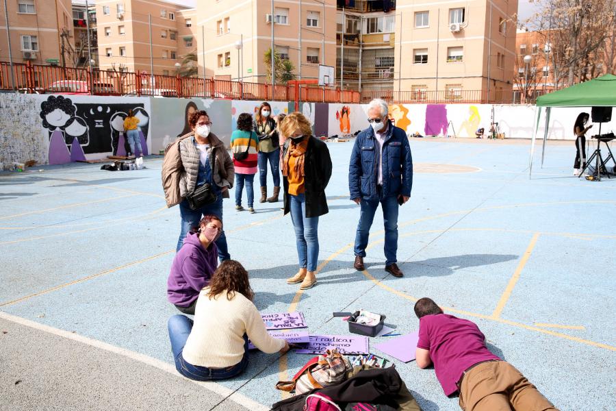 Representantes del consistorio y artistas urbanos. 