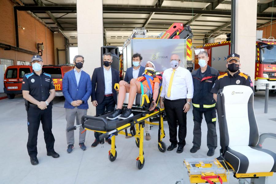 Visita y Presentación del Coche mas Seguro en Parque de Bomberos - Imagen posado de todas las personas asistentes a la visita.