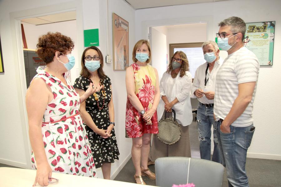  Visita al Centro de Atención Integral a Drogodependientes  - Imagen del Alcalde Rafael Sánchez Acera y las Concejalas Ofelia Culebradas e Inma Puyalto charlando con trabajadores del centro.