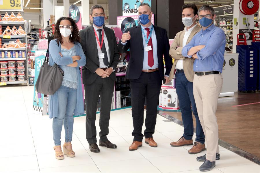 Visita al Hipermercado Carrefour - Imagen del vicealcalde Rafael Sánchez Acera acompañadodo por concejales y representantes de Carrefour durante un momento de la visita.