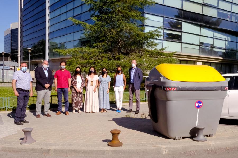 Colocación de Contenedores de Reciclaje en Polígono Industrial - Imagen posado de autoridades.