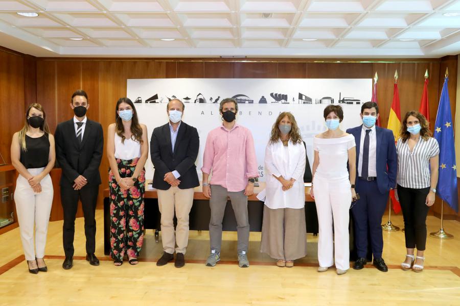 Firmantes posan tras la firma