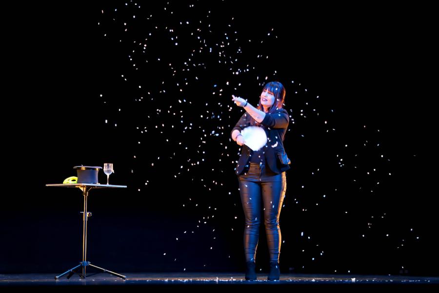 Gala de Magia a Favor del Pueblo Saharaui - Imagen de un momento de la actuación de la maga Martilda.