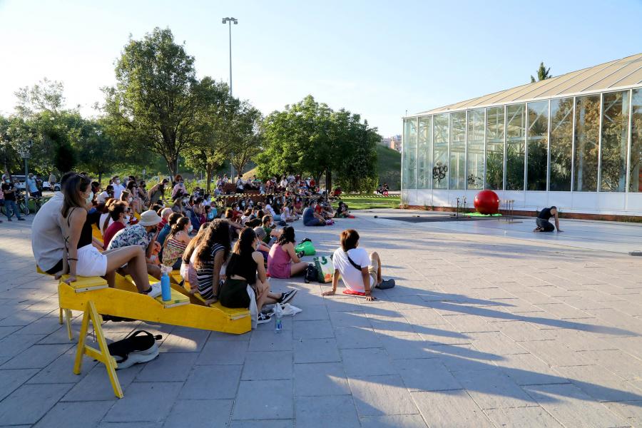 Imagina en los Parques -  Imagen panorámica del público siguiendo una actuación.